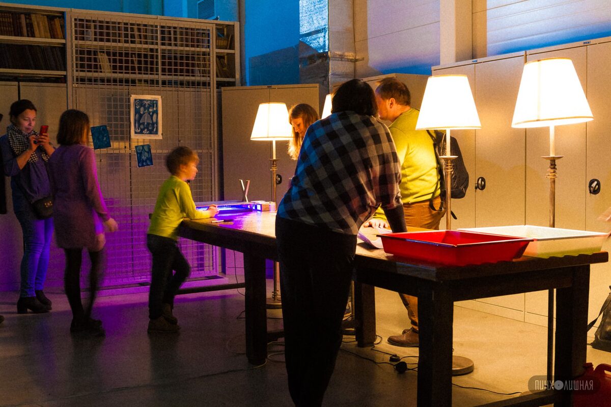 An evening cyanotype workshop under UV lamps